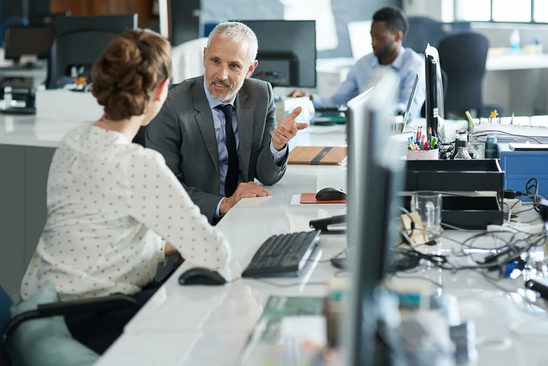 Remote-Support vs. Vor-Ort-Service: Wann lohnt sich was?